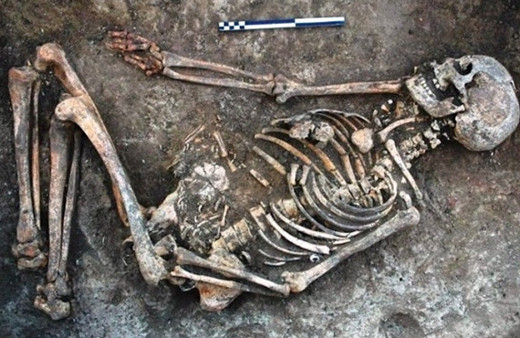 Mezarından çıkarıp kemiklerini süslemişler