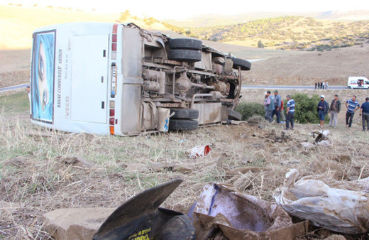 İşçi servisi şarampole yuvarlandı: 2’si ağır 26 yaralı