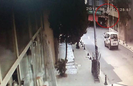 Ayaklarını bağlayıp 4. kattan attılar