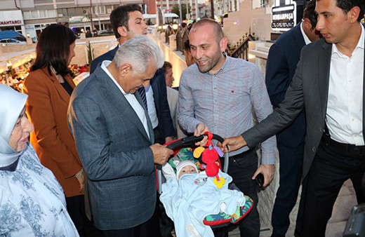 TBMM Başkanı Yıldırım'dan Mert bebeğe altın