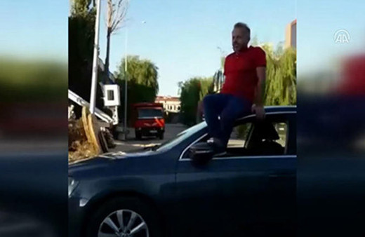 Otomobilini tavanında oturarak kullandı