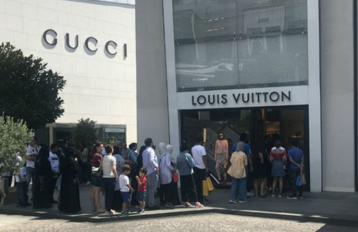 Lüks markaların önünde kuyruk oldular!