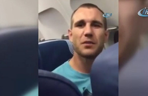 Uçakta ırkçılık yapan yolcu gözaltına alındı