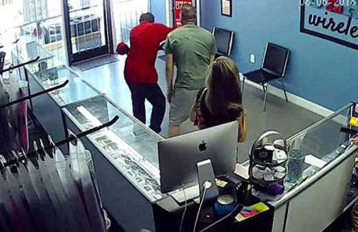 Sevgilisini dikizleyen adamı, yaptığına pişman etti