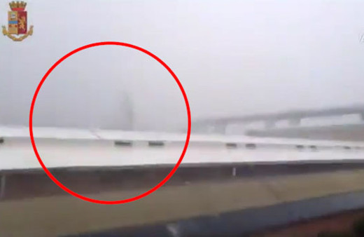 Devasa asma köprü çöktü onlarca ölü var! İşte olay yerinden ilk kareler