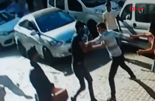 Pompalı tüfekli, bıçaklı yol verme kavgası kamerada