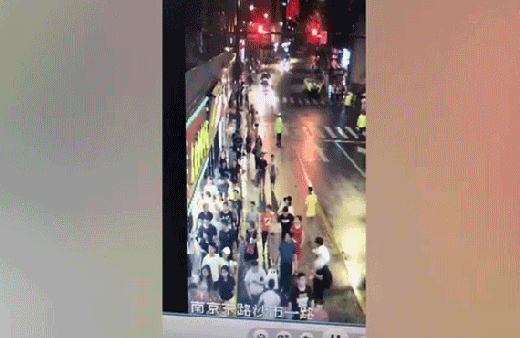 Dehşet! Tabela insanların üzerine düştü