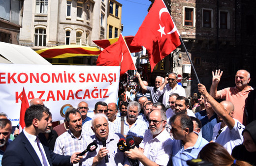 "Yakmayın üstünde Allah yazıyor" dolar protestosunda ilginç anlar