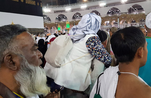 Annesini sırtında tavaf ettirdi