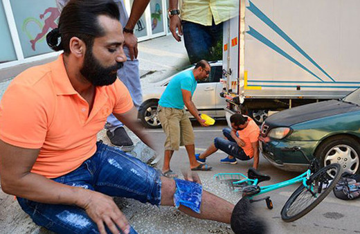 Çılgın Sedat hızını alamayınca arabaya tosladı!