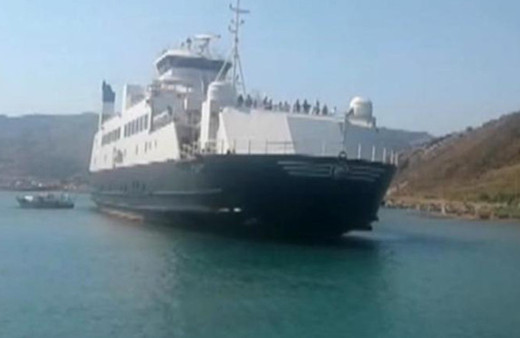 Gökçeada'da feribot karaya oturdu