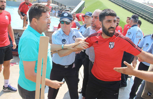 Duş alacak su sulamayan futbolcular bakın ne yaptı?