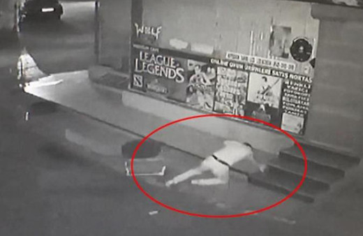 Travesti 2. kattaki evinin penceresinden düştü! O anlar kamerada