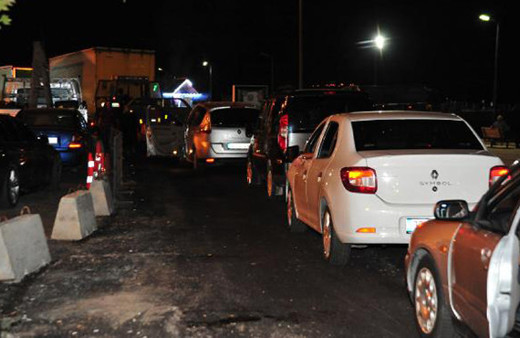 Lapseki’de 3 kilometrelik feribot yoğunluğu!