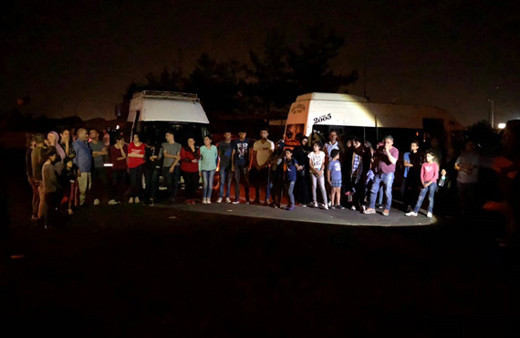 Adana'da 2 minibüste 50 kaçak yakalandı