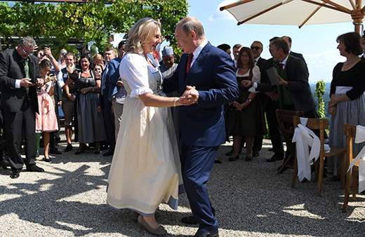 Putin, Avusturya Dışişleri Bakanı Kneissl ile dans etti!