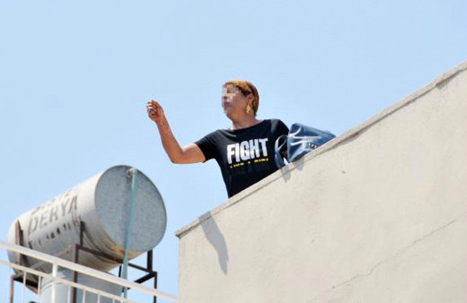 Annesinin intihar girişimini gözyaşlarıyla izledi