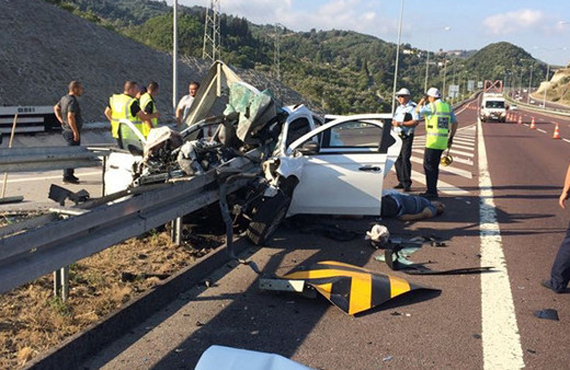 Otobanda bariyerlere ok gibi saplandı: 3 kişi öldü!