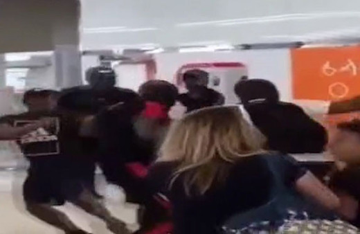 Ünlü rapçiler birbirine girdi! Tekme ve yumruklar havada uçuştu