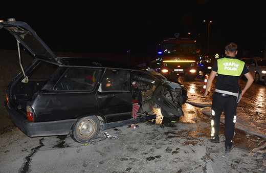 Kaza sonrası otomobili yanan sürücüler olay yerinden kaçtı!
