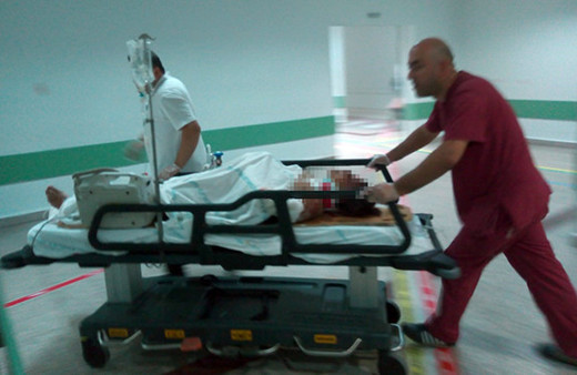 Otomobilin çarptığı genç kadın yaşam savaşı veriyor!