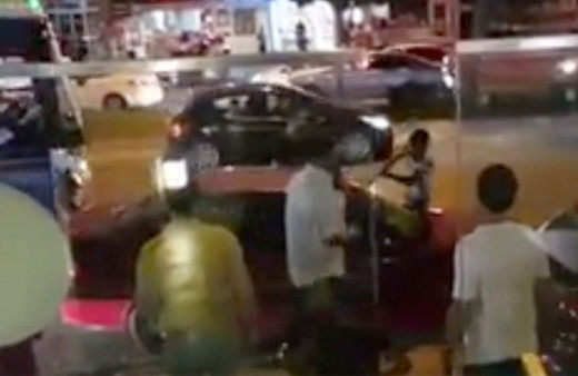 Trafik polisi ceza yazınca araç sahibi sinirden aracını parçaladı