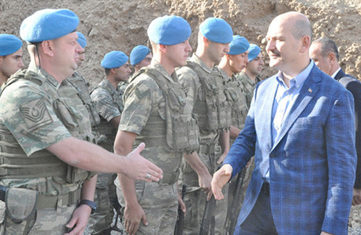 Bakan Soylu bayram namazını Beytüşşebap'ta kıldı