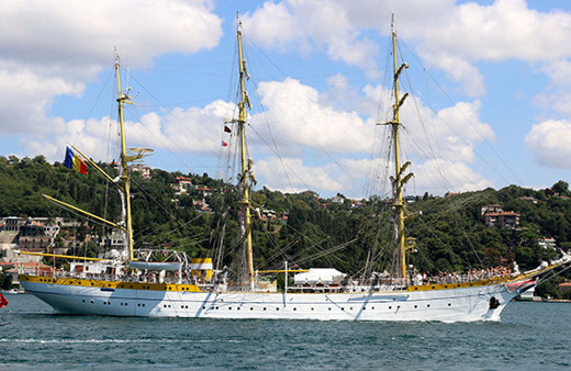 Boğazdan geçen gemi ilgi odağı oldu: Dünyada sadece 5 tane var!