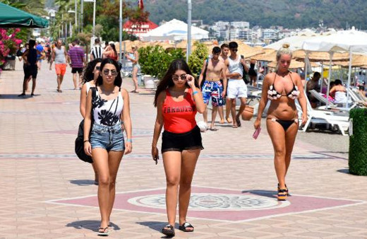 Trafik felç oldu otellerde yer kalmadı! Nüfus patlaması yaşanıyor