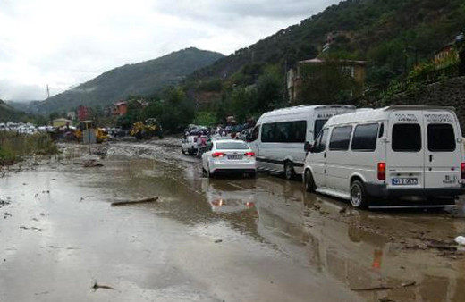 Trabzon’u sel ve heyelan vurdu; karayolu ulaşıma kapandı