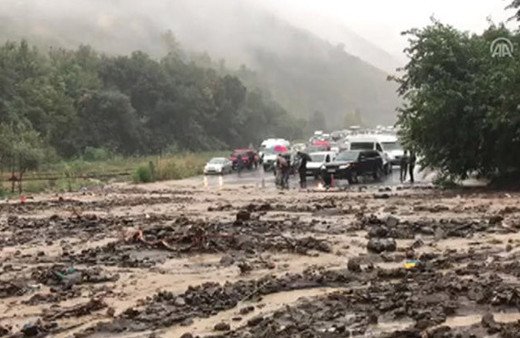 Trabzon’u sel ve heyelan vurdu; karayolu ulaşıma kapandı