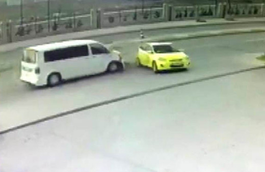 Akaryakıt almak için manevra yapan taksiye minibüs çarptı