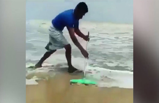 Dalgaları temizlemeye çalışan yeryüzünün en azimli insanı! 