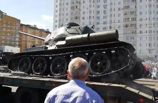 Geçit töreni hüsranla bitti! Tankın devrilme anı kamerada