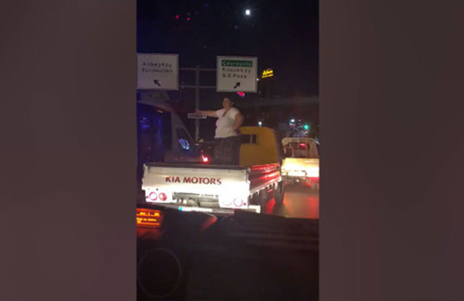 Kamyonun kasasında eğlenen teyzenin hazin sonu!