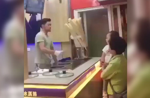 Kimse bunu beklemiyordu! Küçük kızdan dondurmacıya tokat gibi cevap