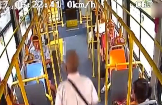 Yok artık! Yaşlı adam şoför kapıyı açmayınca otobüsten böyle indi