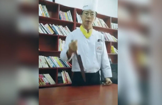 Gözü kapalı bıçakla sanat eseri ortaya çıkardı!