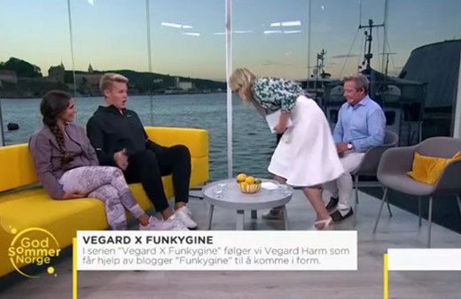 Hamile sunucu canlı yayında konuğunun üstüne kustu!