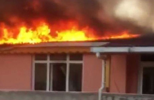 Bağcılar’da korkutan yangın: çatı katı alev alev yandı