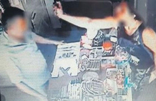 Tacizci bakkal, yanlış kadını taciz etti! Biber gazı ve jopu yedi...