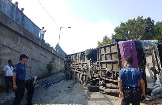 Sarıyer'de yolcu otobüsü devrildi