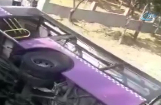 Sarıyer'de yolcu otobüsü devrildi!