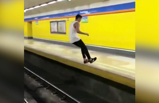 Rayların üzerinde cesaret atlayışı!