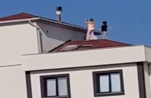 Böyle sorumsuzluk mu olur? 5 yaşındaki kızı çatının tepesine çıkarıp...