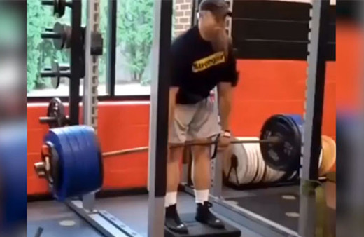 Fazla ağırlığa dayanamayıp bayılan halterci