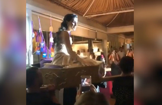 İdil Fırat kına gecesine böyle giriş yaptı! 