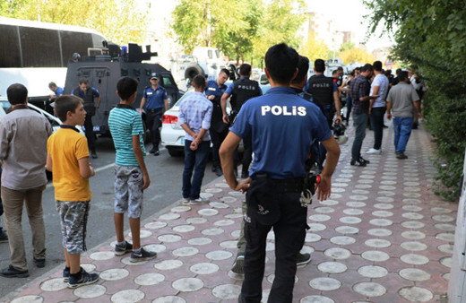 Diyarbakır fena karıştı! Aileler taş ve sopalarla birbirine girdi çok sayıda yaralı var