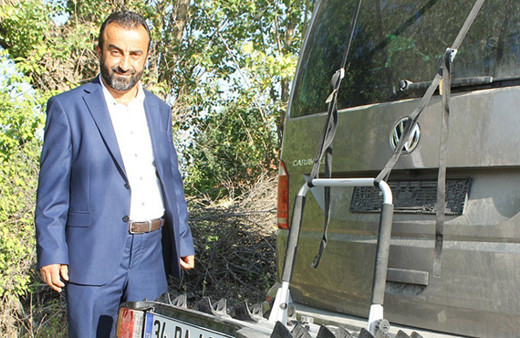 Kızını arabanın arkasında taşıyan baba: Pişmanım