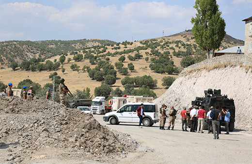 HDP'li vekil güvenlik güçleriyle tartıştı: Aracıyla yolu kapattı!